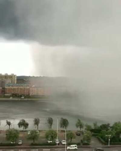I always wondered what the edge of a rainstorm looks like