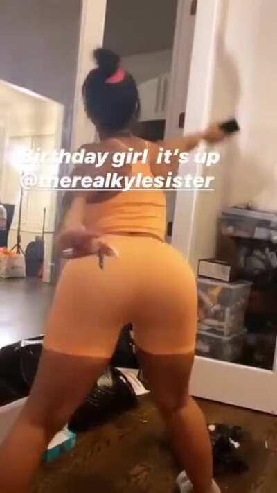 Again, Wishing A Big Happy Birthday To Ariana. The SubReddit Will Now Begin Conducting The Recap Of This Past Weekend’s Festivities. We’ll Start With This.