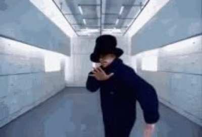 How would I recreate Virtual Insanitiy's one iconic scene?