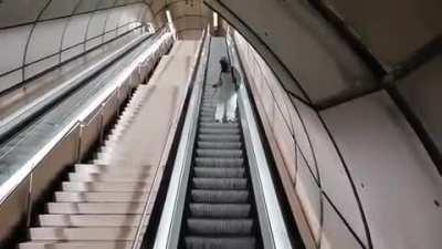Así se desinfectan las escaleras del metro de Bilbao