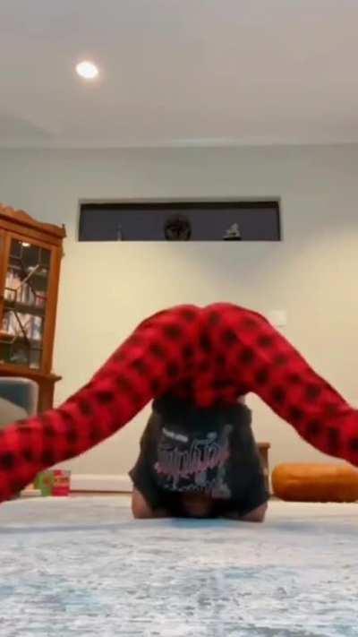 Liza koshy twerking 🍑