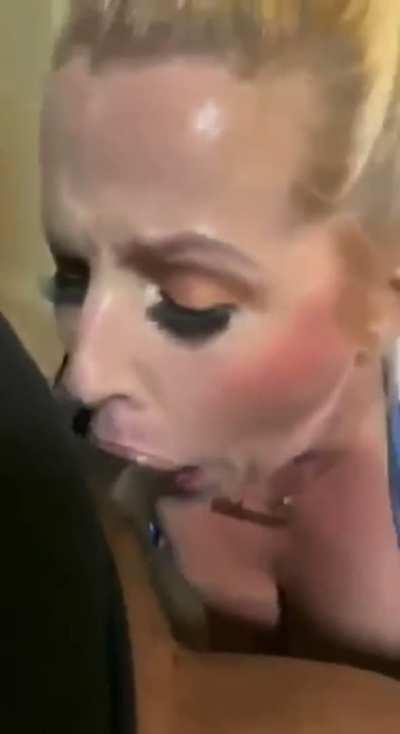 This PAWG knows how to give good neck