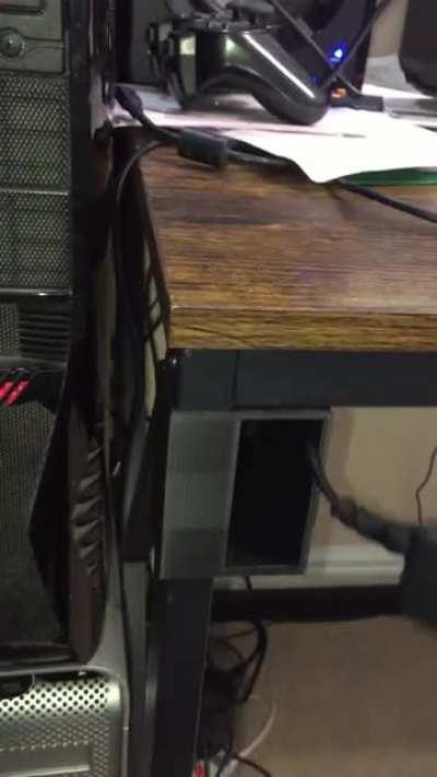 One step closer to a tidy desk👍🏻