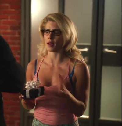 Holy shit Emily Bett Rickards is fit and hot as fuck