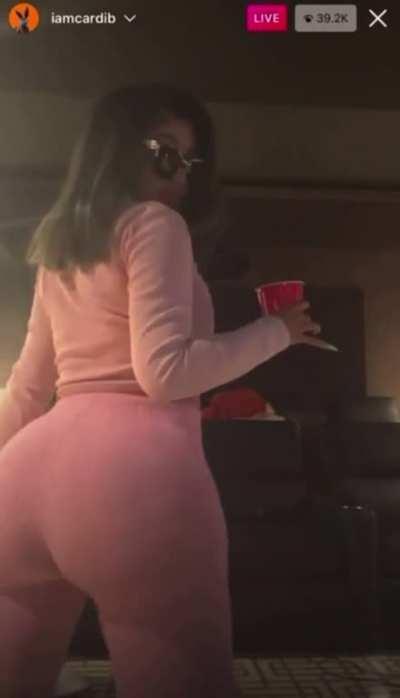 I wanna double stuff that phat ass with someone 🤤