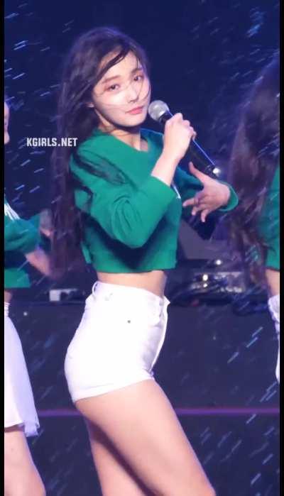 Yeonwoo’s famous ass cheeks 🍑