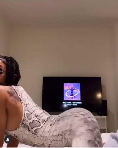 Shaking it like jelly 🍑