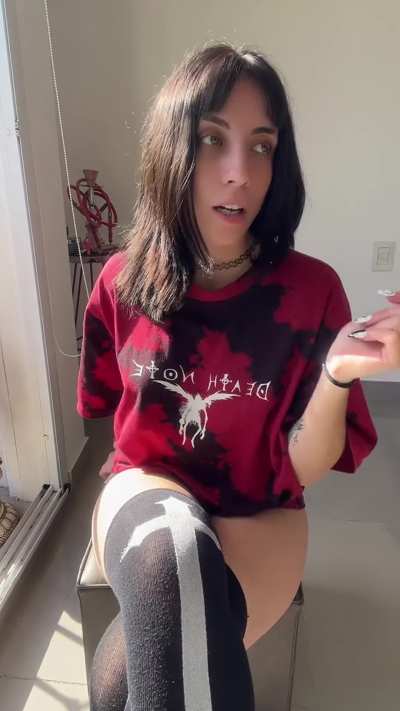 Sunbathing and singing Mia Khalifa :)