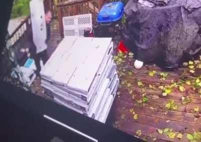 ThE mAn DOes nOT lIKe tHe DesIGn oF HIs HOuSe aNd cHAngEs iT