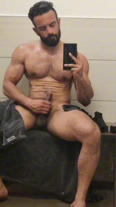 Getting my second pump in at the gym before I go back to the Warzone 😜