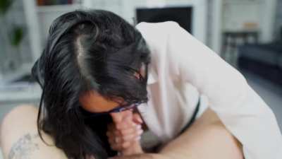 Estate Agent gives an Amazing Blowjob