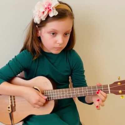 8-year-old Maya beautifully plays the famous Cello Suite No. 1: Prelude in G Major by Johann Sebastian Bach. This is pure talent!