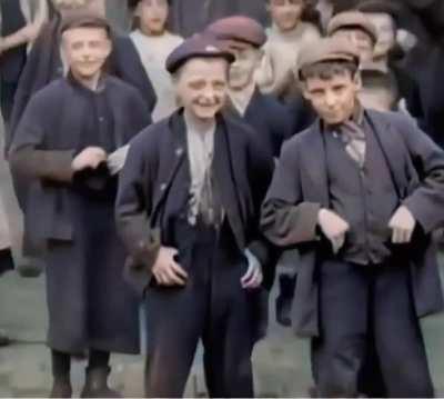 Children seeing a camera for the first time in 1901.