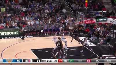 [Highlight] Paul George throws up a lob for Kawhi Leonard who slams it down with authority!