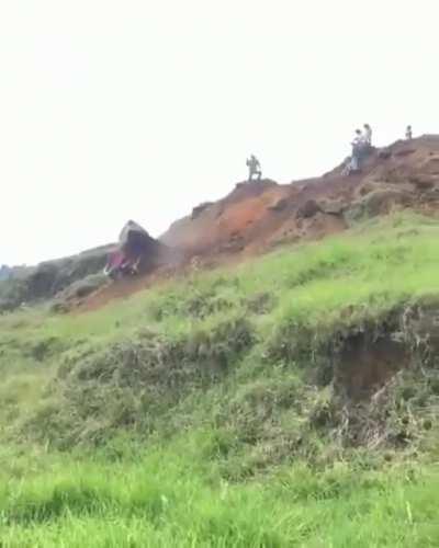 Dozer fell from a Cliff no one was harmed, Colombia february 2022