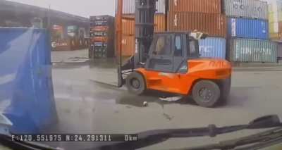[LFO] Gruesome Forklift Accident: Neither the Driver Nor the Victim Were Paying Attention