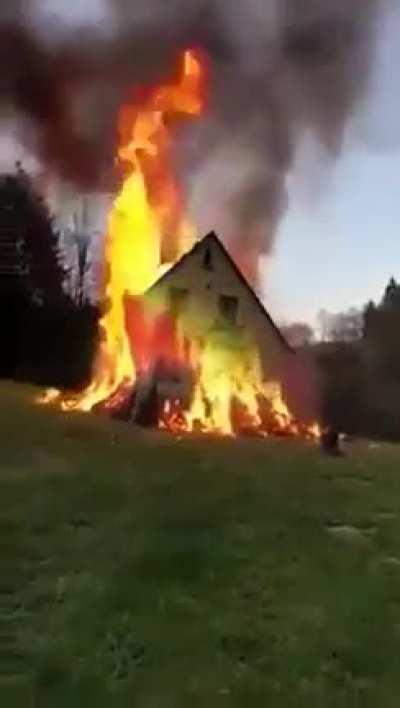 Etzela beginnt die Familienfeier