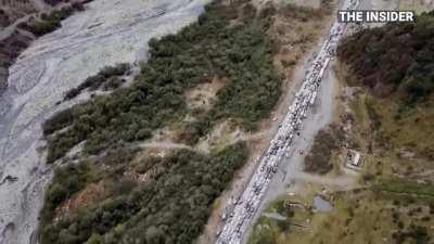 18 километровая очередь на границе с Грузией. (Ожидание ≈50 часов) Можно прикинуть примерно сколько там народу