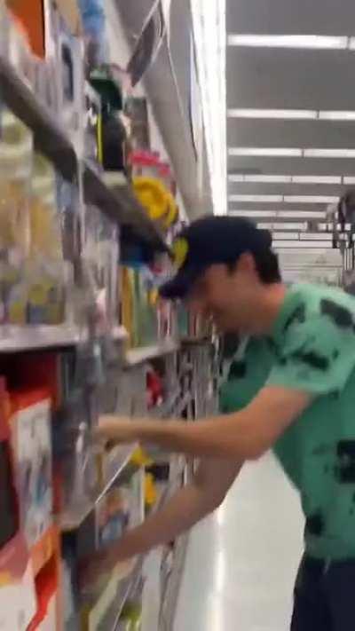 I wanna learn the piano just so I can flex in public like this guy