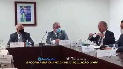 O Facebook disponibilizou o vídeo de uma reunião apagado pelo Ministério da Saúde. Em um trecho, Paulo Guedes critica a educação pública, ao afirmar que crianças de 5 anos aprendem sexo na escola e universidades têm circulação de maconha. Ele imitou um us