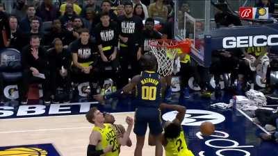 [Highlight] Bennedict Mathurin volleyball spikes Collin Sexton’s shot!