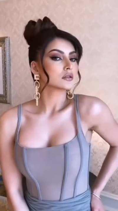 Urvashi Rautela has the body that deserves loads of jizz on it.... 💦💦💦💦