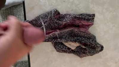 [kik picehouse] Feeding cumshot vids if you can get some panties to show off, stroke with and cum on vid