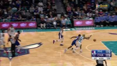 [Highlight] Kelly Oubre gets the ball off the tip but blows the wide open lay up.