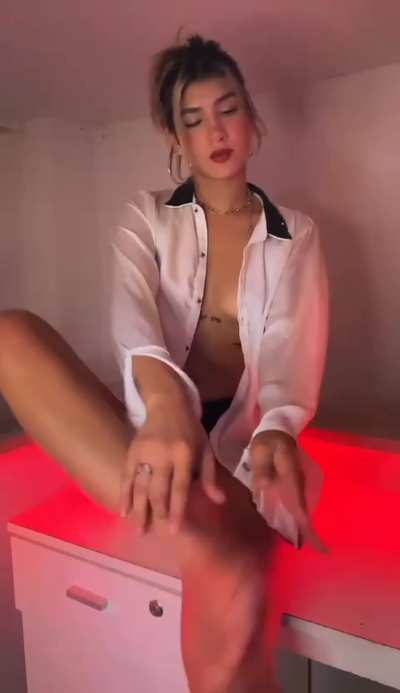 Rate from 1 to 10 how much my feet excite you