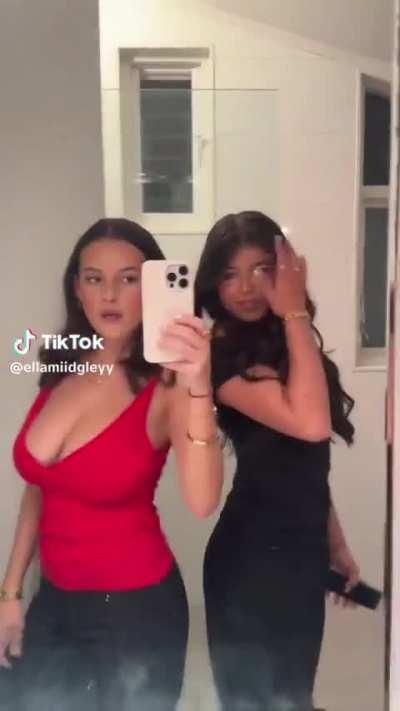 @ellamiidgleyy Do you think that her friend is jealous ? 