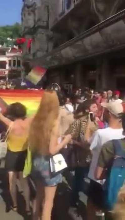 Bu oruspu cocukluğu değilde ne bir de bunları savunan bir kesim türemiş durumda bu amın oğulları neyin peşinde kim kimi sikiyorsa siksin bizi ilgilenmiyor amınakoyim gök kusağınada sizede amınakodumun teröristleri