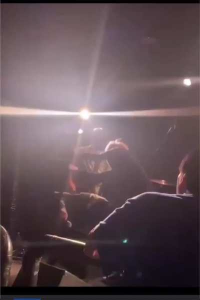 Singer 🎤 vs. lead guitarist 🎸