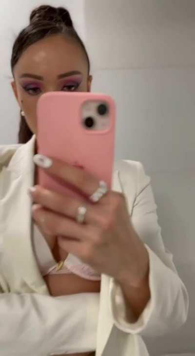 🏖️ Seeking someone who can bask in the sun with me, and make every beach day feel like a romantic getaway - want to be my beach babe?