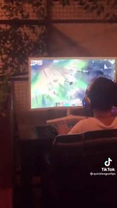 idk what's worse this mans monitor or my 0 fps😂😂😂