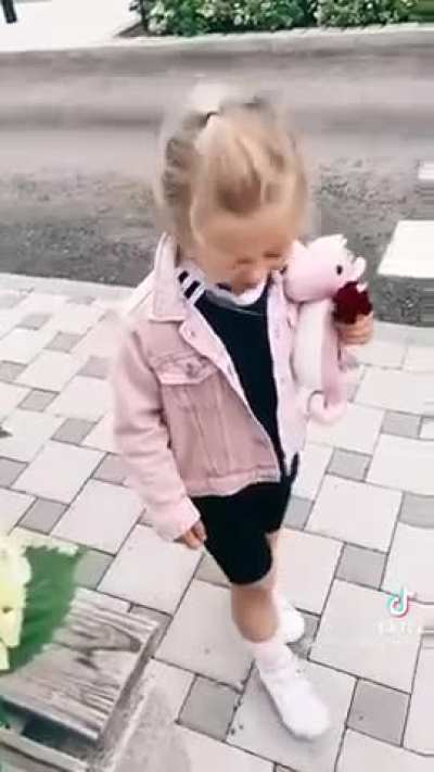 Little girl thinks she's lost her seahorse