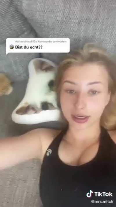 Diese Titten fallen bald raus. Einfach den Schwanz in ihren kleinen Mund stecken und dann auf ihr kleines süßes unschuldiges Gesicht spritzen 😍