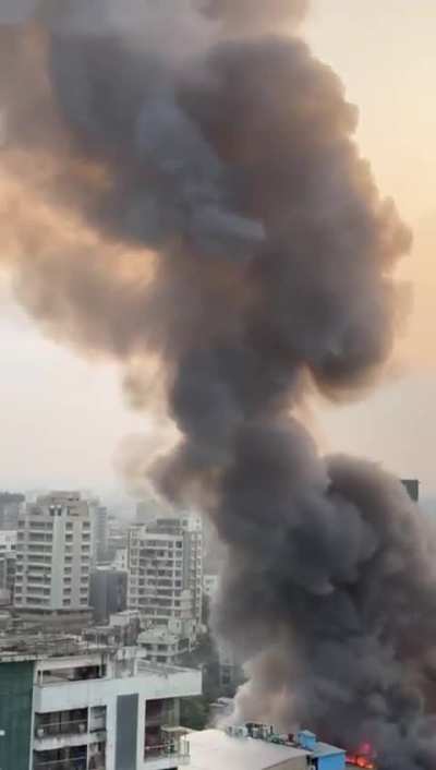 Crazy Fire breaks out at Croma Showroom at Linking Road, Bandra