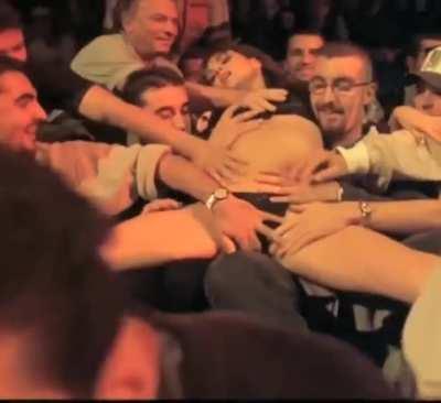 Elisabetta Cavallotti - Public groping scene in 'Guardami'