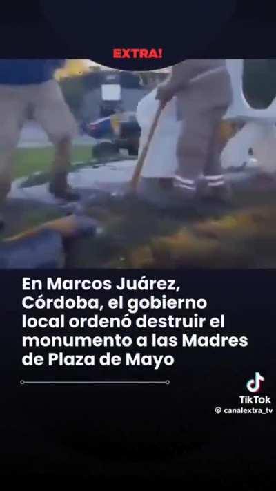 En Marcos Juárez, Córdoba, el gobierno local ordeno destruir un monumento a las madres de plaza de Mayo