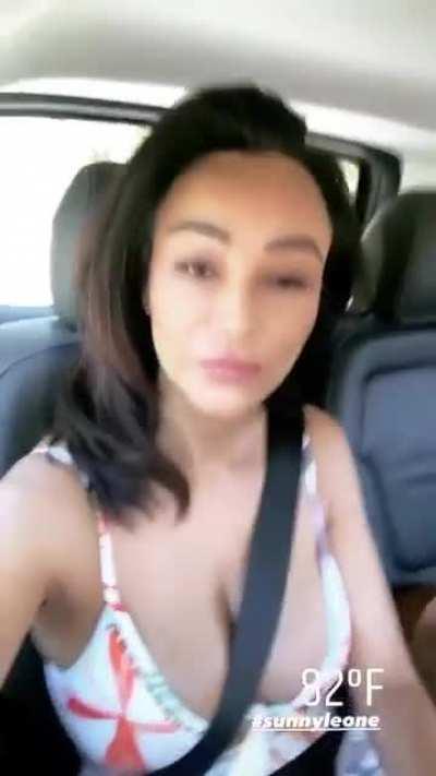 Macht die mich wieder geil wie die da nur sitzt 🤤💦