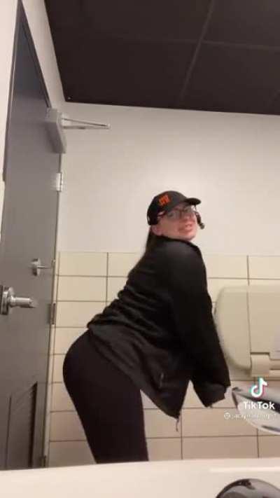 Bathroom shenanigans 🍑