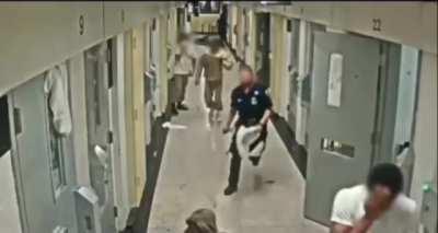 Rikers Island footage in RNDC where Dthang n other members stay at 🫣 Shits not a game 🙅🏾‍♂️