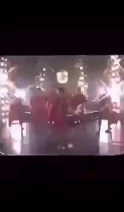 🕺🏿💃🏻🕺🏿