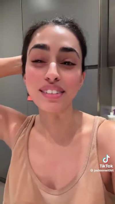 So materialistic and dodging his kiss again😬 she hates him