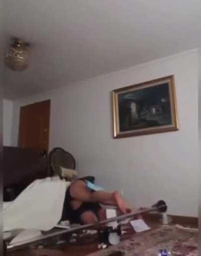 Наша таня громко плачет - никто не хочет жирный мячик