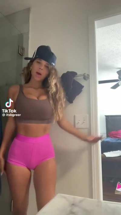 19yo makes Tiktoks in her dorm