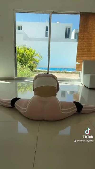 Annastayziaa dropping down and getting her eagle on