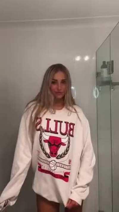 19 posting boobs under my parents roof.. might get grounded