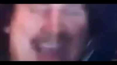 Biete an: Seltene und natürliche Lache Rainer Winklers, aus dem Jahr 2015. Leicht abgerundet, mit einem frechen Spruch am Ende.