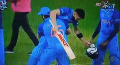 Brohit lifted koach then put him down. Rift?????🗿🗿